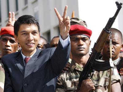 Das Archivbild vom März 2009 zeigt Andry Rajoelina in Antananarivo, nachdem er sich zum Präsidenten des Landes geputscht hatte. Putschversuch in Madagaskar