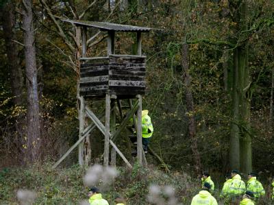 Eine Hundertschaft hat vergeblich ein Waldstück nach dem verschwundenen Mirco abgesucht. Jetzt setzt die Polizei eine Drohne ein. Suche nach Mirco