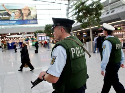 Bundespolizisten patrouillieren in einem Flughafenterminal. Auf Flughäfen und Bahnhöfen sowie an den Grenzen gibt es strengere Kontrollen. Flughafen