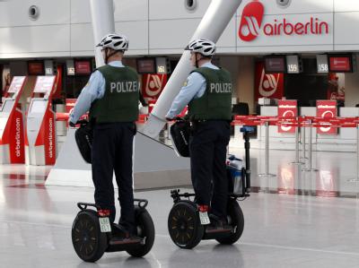 Bundespolizisten fahren in Düsseldorf im Flughafenterminal auf Sagways an einem Schalter der Fluggesellschaft Air Berlin vorbei. Flughafen Düsseldorf