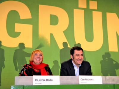 Die Bundesvorsitzenden von Bündnis 90/Die Grünen, Cem Özdemir und Claudia Roth, zeigen sich in Freiburg gut gelaunt. Gute Laune