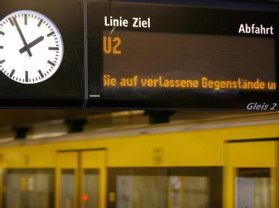 Der Schriftzug «Bitte achten Sie auf verlassene Gegenstände und Gepäckstücke» läuft am Donnerstag (18.11.2010) auf dem Bahnsteig eines U-Bahnhofes in Berlin über eine Anzeigentafel. Sicherheitsmaßnahme nach Terrorwarnung