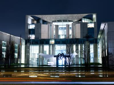 Das hell erleuchtete Bundeskanzleramt in Berlin. Kanzleramt
