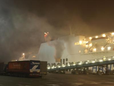 Rauchschwaden im Rostocker Hafen über der Fähre Brand auf Fähre