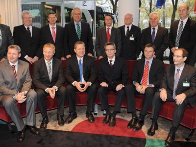 Die Innenminister der deutschen Bundesländer mit Bundesinnenminister Thomas de Maizière (CDU) vor dem Innenministertreffen in Hamburg. Innenministerkonferenz