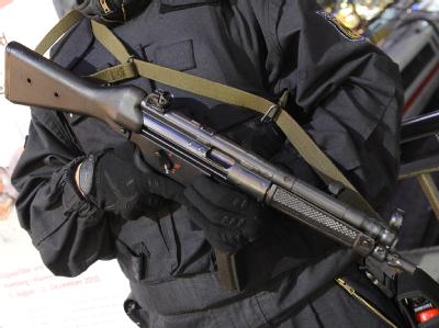 Ein Polizeibeamter mit Maschinengewehr bewacht aus Sorge vor einem Terroranschlag Hauptbahnhof in Hamburg. Sicherheitsmaßnahmen