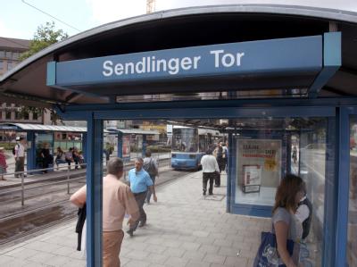 An der Straßenbahnstation Sendlinger Tor