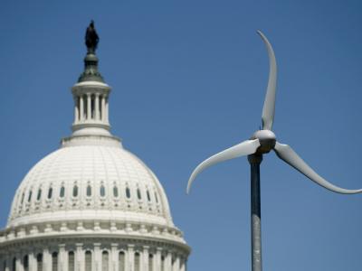 Eine Wind-Turbine im Botanischen Garten in Washington vor der Kuppel des US Capitols (Archivfoto). Weltklimagipfel