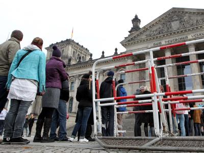Touristen warten vor dem Reichstagsgebäude auf Einlass. Touristen vor dem Reichstag