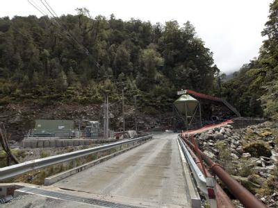 Von den 29 neuseeländischen Bergleuten, die nach einer Gasexplosion in einer Kohlemine verschüttet wurden, gibt es auch nach zwei Tagen kein Lebenszeichen. Brand in neuseeländischer Unglücksmine