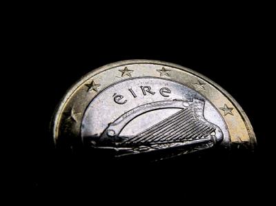 Irland hat offiziell um Finanzhilfe aus dem Rettungsschirm der Euroländer und des Internationalen Währungsfonds gebeten. Irische Euro-Münze