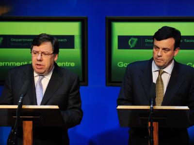 Der irische Premierminister Brian Cowen und der Finanzminister der Inselrepublik Brian Lenihan auf einer Pressekonferenz. Cowen und Lenihan