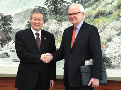 Der US-Sonderbeauftragte für die Nordkorea-Politik, Stephen Bosworth, trifft den südkoreanischen Außenminister Kim Sung-hwan (l) in Seoul. US-Sonderbeauftragter Bosworth in Korea