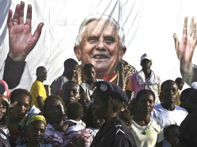 Papst Benedikt XVI. hat in einem Interview erklärt, im Einzelfall sei die Benutzung von Kondomen im Kampf gegen die Immunschwächekrankheit Aids zu erlauben. Papstbuch