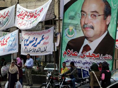 Plakate und Transparente für die NDP während des Wahlkampfs in Kairo. Plakate der Mubarak-Partei NDP