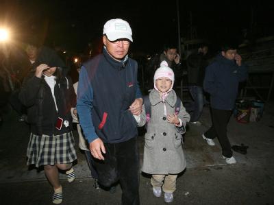 Eine Familie flüchtet nach dem Granatenbeschuss von der Insel Yeonpyeong. Nach Granatenbeschuss