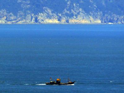 Wenig Abstand: Ein Bild, aufgenommen auf der südkoreanischen Insel Yeonpyeong, zeigt am anderen Ende des Wassers feindliches nordkoreanisches Land. Nordkorea feuert Granaten Richtung Südkorea