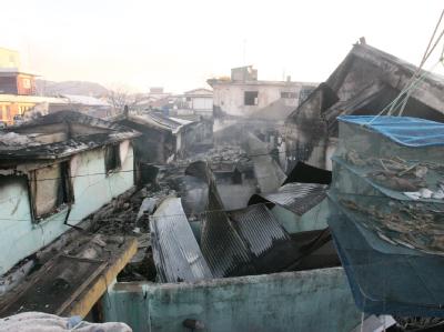 Volltreffer: Nach dem Beschuss mit Dutzenden Granaten sind ganze Straßenzüge auf der südkoreanischen Insel Yonpyong zerstört (Foto: Südkoreanische Küstenwache). Korea-Konflikt