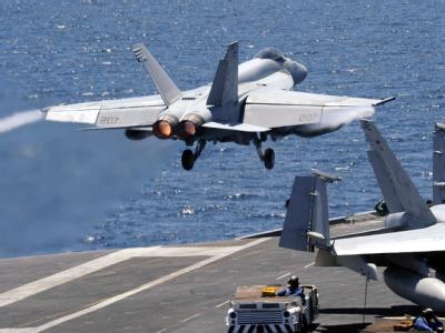 Seemanöver: Ein US-Kampfflugzeug startet vom Flugzeugträger «USS George Washington» im Gelben Meer. Süd- und Nordkorea verschärfen ihre Warnungen. Seemanöver im Gelben Meer