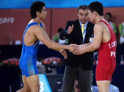 Gute Geste: Die beiden Ringer Yang Chun Song aus Nordkorea (rechts) und Kim Dai-sung aus Südkorea schütteln sich vor ihrem Wettstreit bei den Asienspielen symbolisch die Hände. Foto: Menahem Kahana, afp/dpa Geht doch!