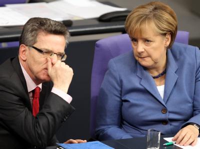 Bundeskanzlerin Angela Merkel zusammen mit Bundesinnenminister Thomas de Maiziere im Bundestag in Berlin. de Maiziere und Merkel