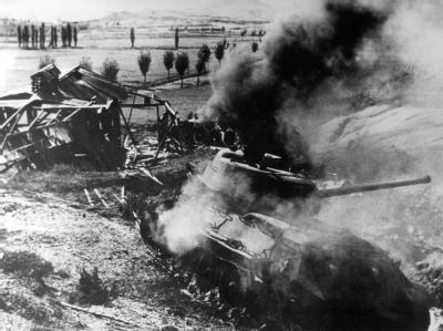 Nord- und Südkorea sind alte Feinde: Das etwa 60 Jahre alte Archivbild zeigt einen brennenden Panzer während des Koreakrieges, der am 25. Juni 1950 mit dem Einmarsch nordkoreanischer Truppen in Südkorea begann. Koreakrieg