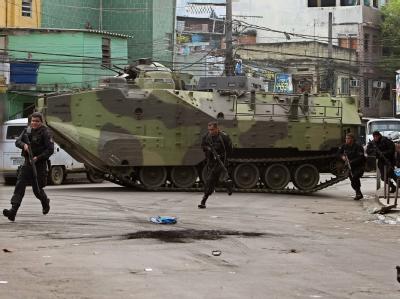 Die brasilianische Polizei setzt Panzer im Kampf gegen die Drogenbanden in den Favelas ein. Polizei in Rio geht hart gegen Banden vor