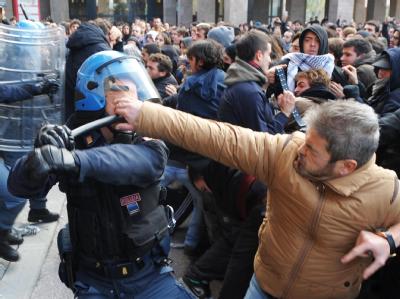 Auf dem Campus der Universität Florenz kam es zu gewalttätigen Auseinandersetzungen. Ausschreitungen bei Studenten-Demo in Florenz