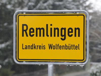 Das Ortsschild von Remlingen, fotografiert am Freitag an einer Einfahrt des Ortes. Die niedersächsische Landesregierung will der Häufung von Blutkrebsfällen rund um das marode Atommülllager Asse auf den Grund gehen. Atommülllager Asse