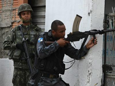 800 Fallschirmjäger sind bei den Razzien in Rio de Janeiro dabei. Brasilianische Polizei stürmt Slum in Rio