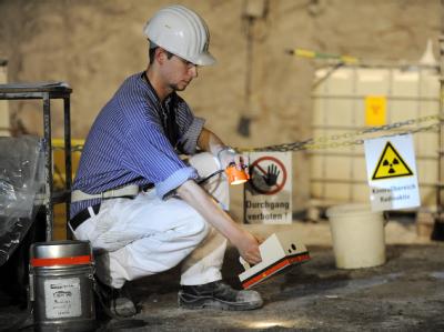 Ein Mitarbeiter des einsturzgefährdeten Atommülllagers Asse überprüft am 24.6.2009 den Boden vor der Kammer 12 auf Kontamination. Atommülllager Asse