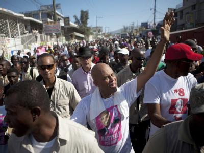 Präsidentschaftskandidat Michel Martelly (M), einer der beliebtesten Musiker Haitis, ist bei der Abschlusskundgebung seines Wahlkampfes angegriffen worden. (Archivbild) Wahlkampf in Haiti