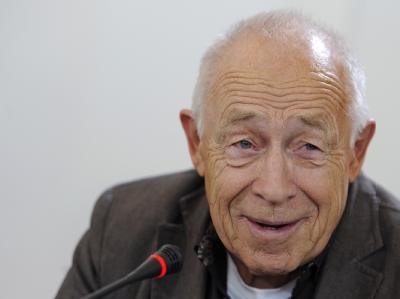 Schlichter Heiner Geißler (CDU) vor Beginn der achten Schlichtungsrunde im Rathaus in Stuttgart. Stuttgart 21 - Schlichtungsrunde