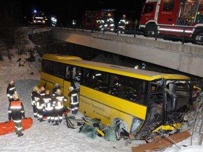Busunglück in Tirol: Ein aus Bayern stammender Reisebus prallte gegen einen Pfeiler, ein 15-Jähriger starb. Busunfall in Sölden