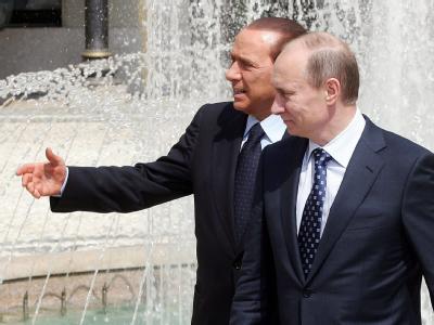 Wladimir Putin und Silvio Berlusconi (Archivfoto): WikiLeaks enthüllt, dass der italienische Regierungschef Berlusconi als «Sprachrohr» des «Alpha-Rüden» Putin eingeschätzt wird. Putin und Berlusconi