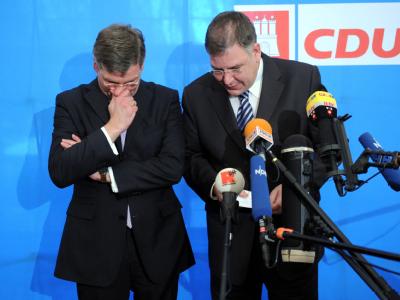 Hamburgs Erster Bürgermeister Christoph Ahlhaus und der CDU-Landesvorsitzende Frank Schira (l) sind von der Entscheidung der Grünen offenbar überrascht worden. Frank Schira und Christoph Ahlhaus