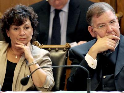 Mögen sich nicht mehr: Hamburgs Schulsenatorin Christa Goetsch (GAL) und der Erste Bürgermeister Christoph Ahlhaus (CDU) in der Hamburger Bürgerschaft auf der Senatsbank. Koalition Hamburg