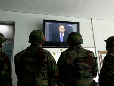Südkoreanische Soldaten sehen die TV-Ansprache von Präsident Lee Myung Bak. Korea-Konflikt