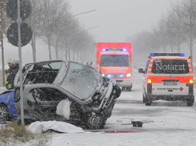 Immer wieder kommt es auf den vereisten Fahrbahnen zu schweren Unfällen. Wintereinbruch in Deutschland