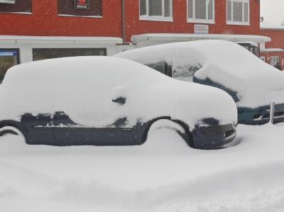 Im schleswig-holsteinischen Rotenhahn fielen in der Nacht 30 Zentimeter Neuschnee. Schneefall in Schleswig-Holstein