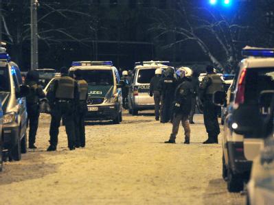 Polizeibeamte sichern nach der Straßenschlacht das Connewitzer Kreuz in Leipzig. Polizeieinsatz in Leipzig