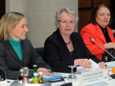 Bundesfamilienministerin Kristina Schröder (l-r), Bundesforschungsministerin Annette Schavan und Bundesjustizministerin Sabine Leutheusser-Schnarrenberger (FDP) beim Runden Tisch Runder Tisch 'Sexueller Kindesmissbrauch'
