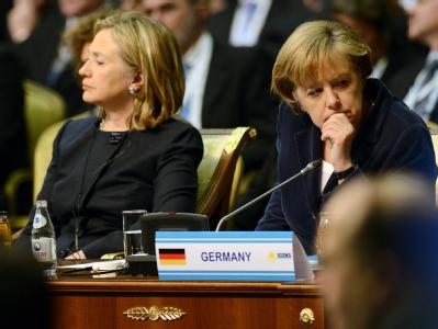 US-Außenministerin Hillary Clinton (l) und Bundeskanzlerin Angela Merkel auf dem OSZE-Gipfel in Astana. Hillary Clinton und Angela Merkel