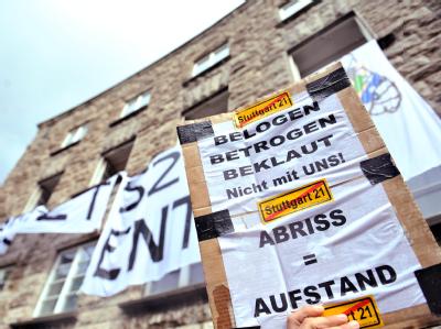 Die Bahn ist überzeugt, ihre Kostenobergrenze von 4,526 Milliarden Euro einhalten zu können. Projektgegner sehen das anders. (Archivbild) Protest gegen Stuttgart 21