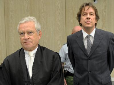 Jörg Kachelmann steht mit seinem neuen Anwalt Johann Schwenn (l) am 16. Prozesstag im Gerichtssaal des Mannheimer Landgerichts. Johann Schwenn und Jörg Kachelmann