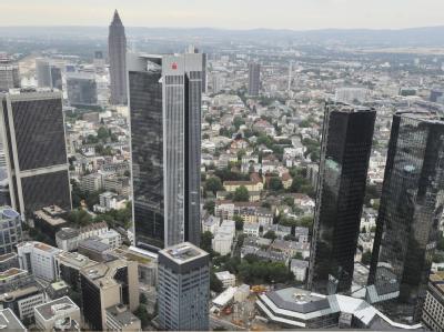 Banken und Versicherungen sollen sich an der Griechenlandrettung beteiligen - allerdings nur absolut freiwillig. Bankenskyline in Frankfurt