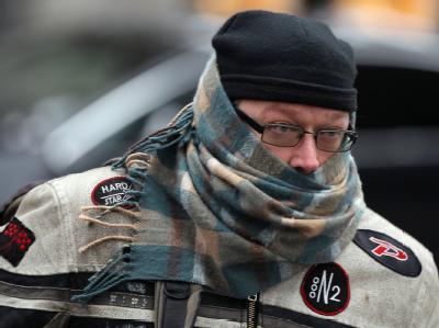 Bei den eisigen Temperaturen hilft nur noch eines: Sich dick einzupacken. Mit Schal im Gesicht und Mütze auf dem Kopf geht ein Mann in Köln durch die Stadt. Schutz vor der Kälte