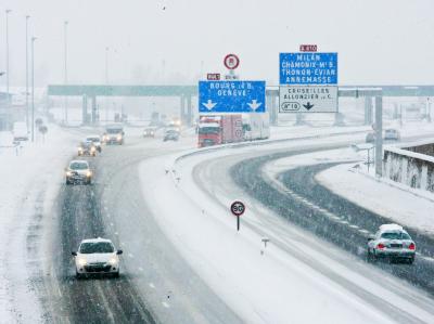 Schneechaos in Frankreich: Autos schleichen über eine Autobahn nahe Annecy. Schnee in Frankreich