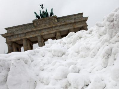 Ein Schneehügel ist nach heftigen Schneefällen vor dem Brandenburger Tor in Berlin zu sehen. Nach Angaben der Meteorologen bleibt das Wetter auch in den kommenden Tagen winterlich kalt. Schnee in Berlin