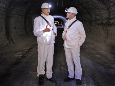 Bundesumweltminister Norbert Röttgen (CDU, r) und der Präsident des Bundesamtes für Strahlenschutz (BfS) besuchen den unterirdischen Salzstock des möglichen Atommüll-Endlagers im niedersächsischen Gorleben. Röttgen besucht Gorleben